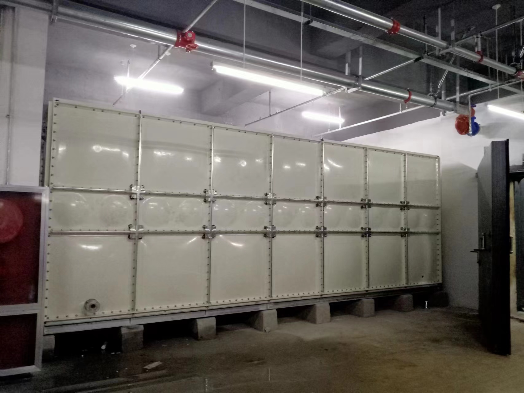 現(xiàn)場簡單的識(shí)別玻璃鋼水箱好壞的方法？